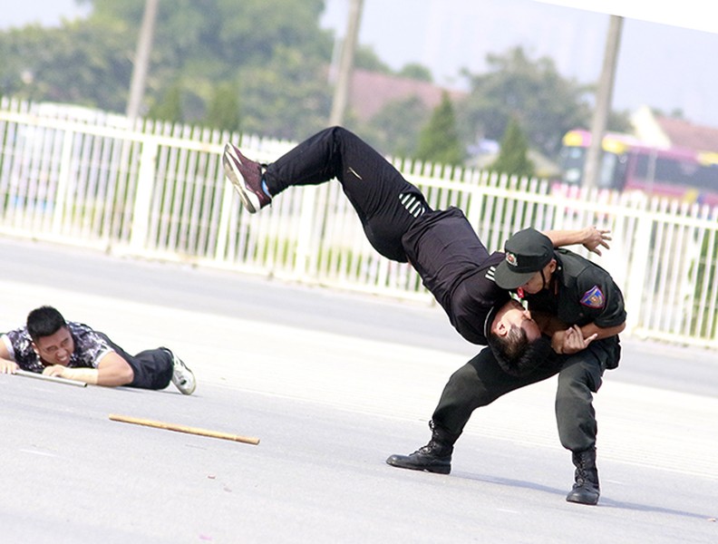 Mãn nhãn với màn võ thuật, bắn súng, đánh bắt khủng bố của Cảnh sát Cơ động Hà Nội